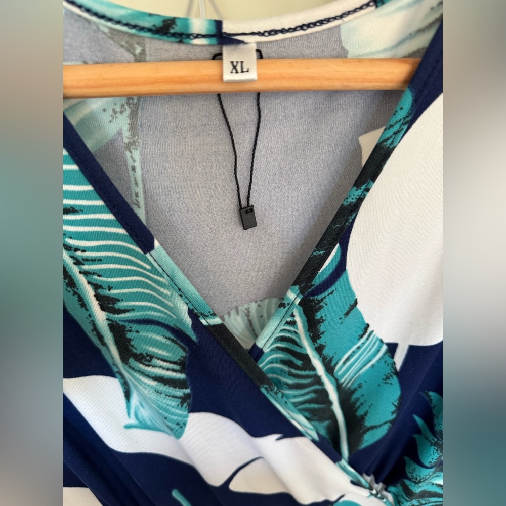 Woman’s Navy Bahamas Fern Design Blue Green White - Picture 4 of 4
